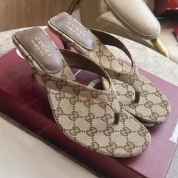 Womens Vittoria Thong Sandals Designer Woman High Heels Fashionable Lady Clip ToeSandals Cone Shaped Leather Covered Heel Outdoor Party Vacation Miss Shoes