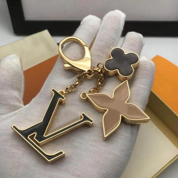 Elegant Charming FlWERower-Shaped Metal Key Chain Designer keychain Chic French Style Bag Charm Auto Accessory perfect Christmas gift for Her